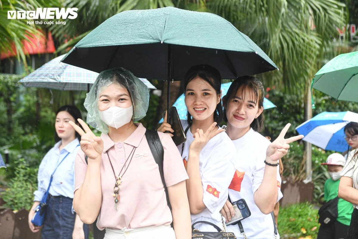 “Tôi nghĩ trời mưa sẽ ít người hơn, ai ngờ vẫn đông kín. May mà chúng tôi chuẩn bị sẵn áo mưa, đồ ăn và nước uống để không bị mệt khi chờ lâu”, bạn Ngọc Hà (ở Hải Phòng) nói.