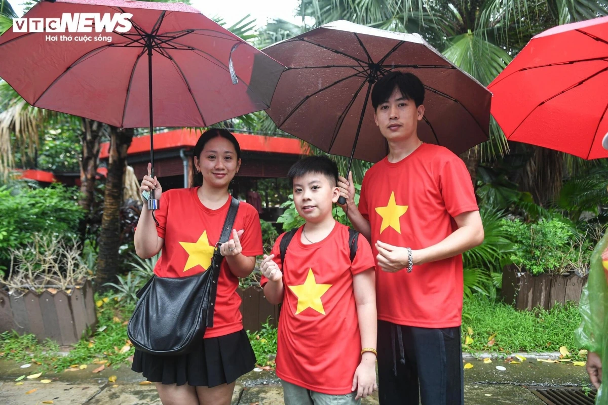 Không chỉ người trẻ, nhiều gia đình cũng đưa con nhỏ tham dự. Chị Trần Bảo Ngân, ở Ninh Bình chia sẻ: “Tôi biết đến chương trình qua mạng xã hội và đăng ký vé từ sớm. Đây là dịp đặc biệt, vừa ý nghĩa vừa xúc động, nên đội mưa cũng không thành vấn đề. Chỉ cần được hòa vào không khí thiêng liêng ấy là đủ”.