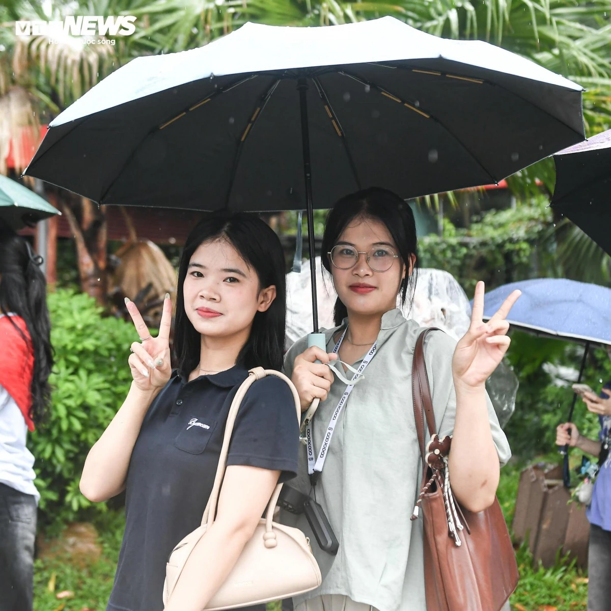 Theo Ban Tổ chức, phần lớn khán giả đã đăng ký vé trực tuyến. Khi đến điểm check-in, họ phải cung cấp thông tin cá nhân như số điện thoại, email, họ tên để xác nhận, sau đó mới được di chuyển vào khu vực triển lãm tại Trung tâm Phát thanh Quốc gia (58 Quán Sứ).