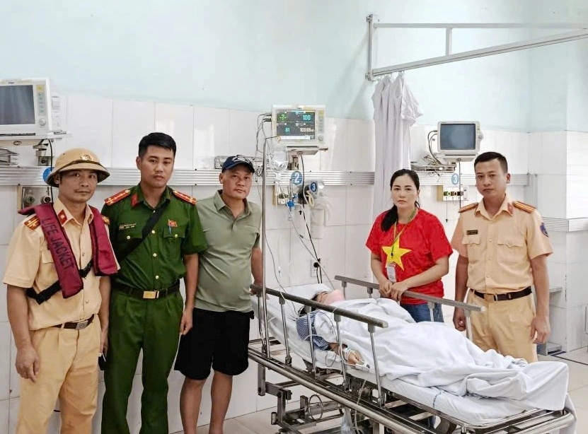 Trạm Cảnh sát đường thủy Máy Chỉ kịp thời đưa chị T.T.X cấp cứu tại Bệnh viện Hữu nghị Việt Tiệp (Ảnh: Công an Hải Phòng)