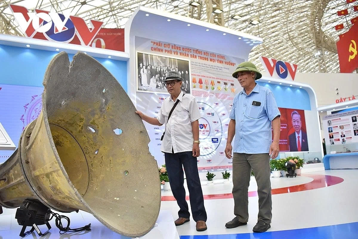 Khách tham quan gian trưng bày của VOV