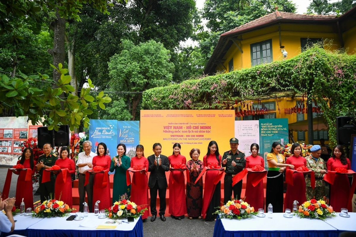 Các đại biểu cắt băng khai mạc triển lãm “Việt Nam - Hồ Chí Minh - Những mốc son lịch sử dân tộc”