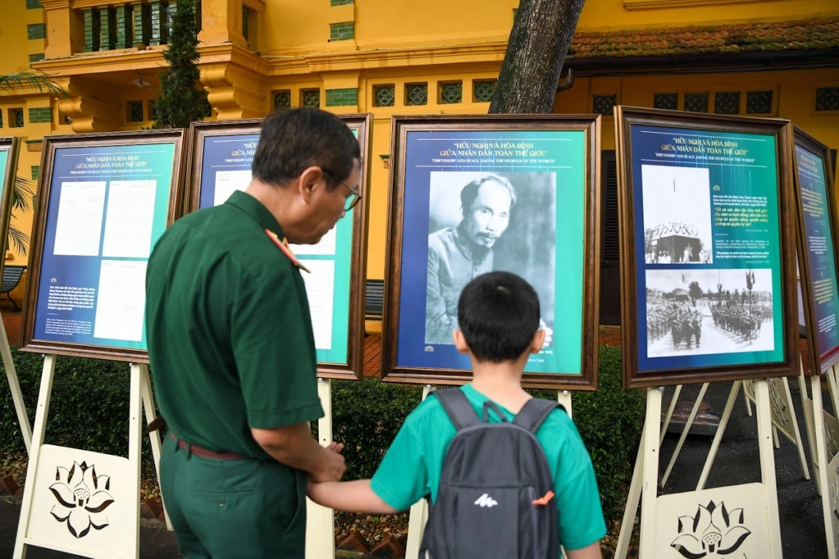 Khách tham quan triển lãm