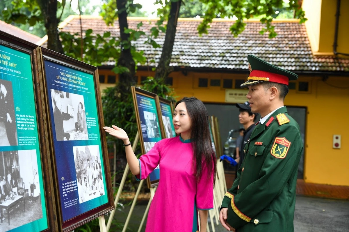 Khách tham quan nghe giới thiệu về triển lãm