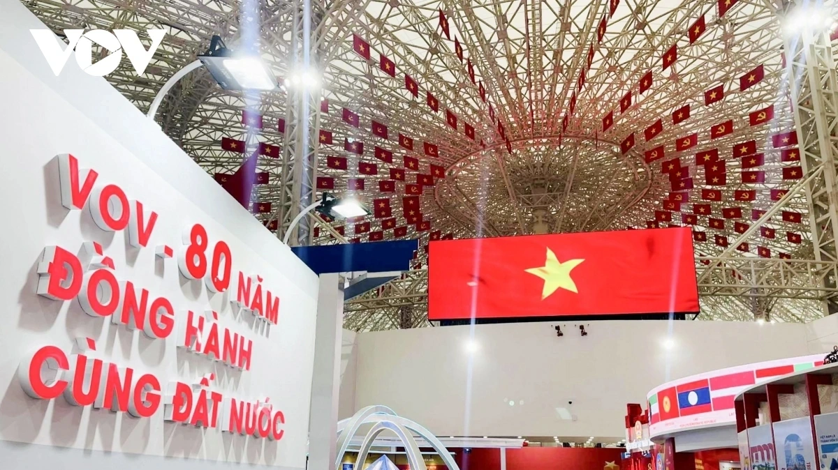 Gian trưng bày của Đài Tiếng nói Việt Nam (VOV) bên hình ảnh cờ đỏ sao vàng gắn trên mái vòm thép bên trong Trung tâm Triển lãm Quốc gia 