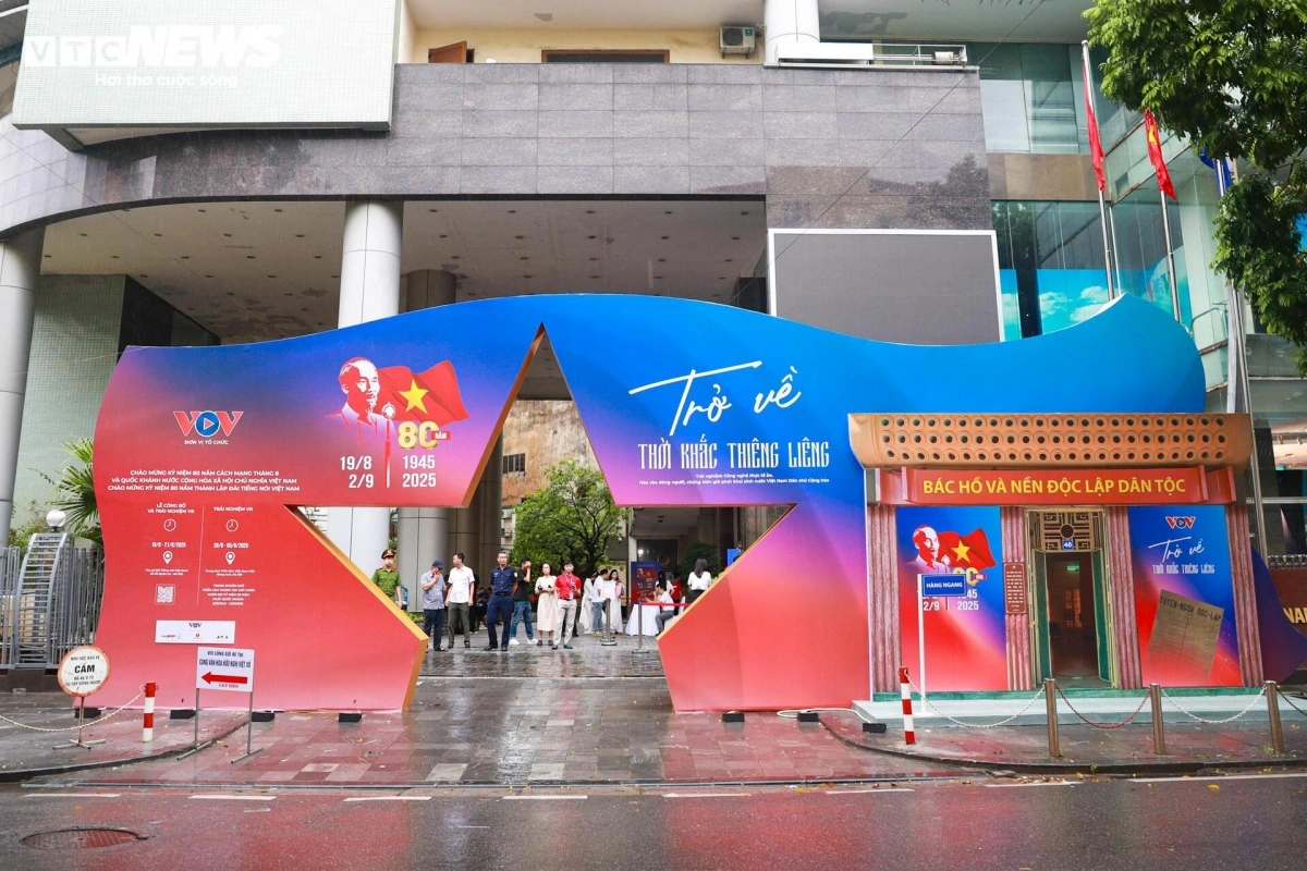 8h ngày 19/8, Trung tâm Phát thanh Quốc gia (58 Quán Sứ, Hà Nội) chính thức đón hàng nghìn khán giả đầu tiên bước vào không gian triển lãm “Trở về thời khắc thiêng liêng”.