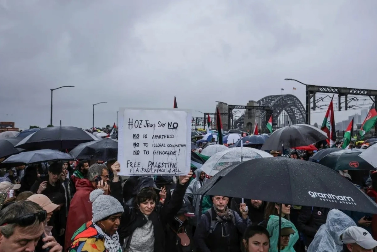 Trời mưa không ngăn được người dân xuống đường tuần hành ủng hộ người dân Palestine, phản đối Israel. Ảnh: Max Mason-Hubers