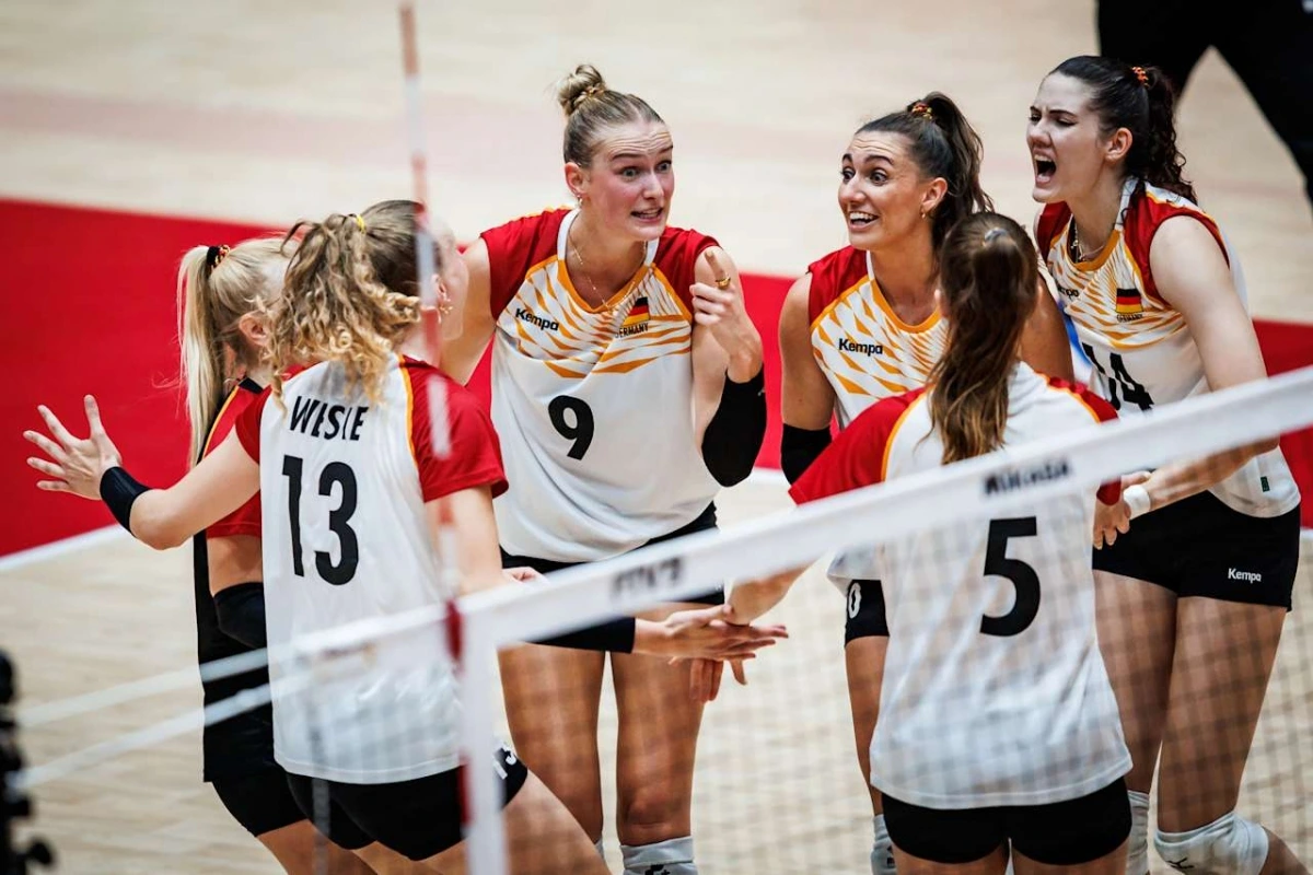 Các cầu thủ Đức thắng dễ Kenya ngày ra quân. (Ảnh: FIVB). 