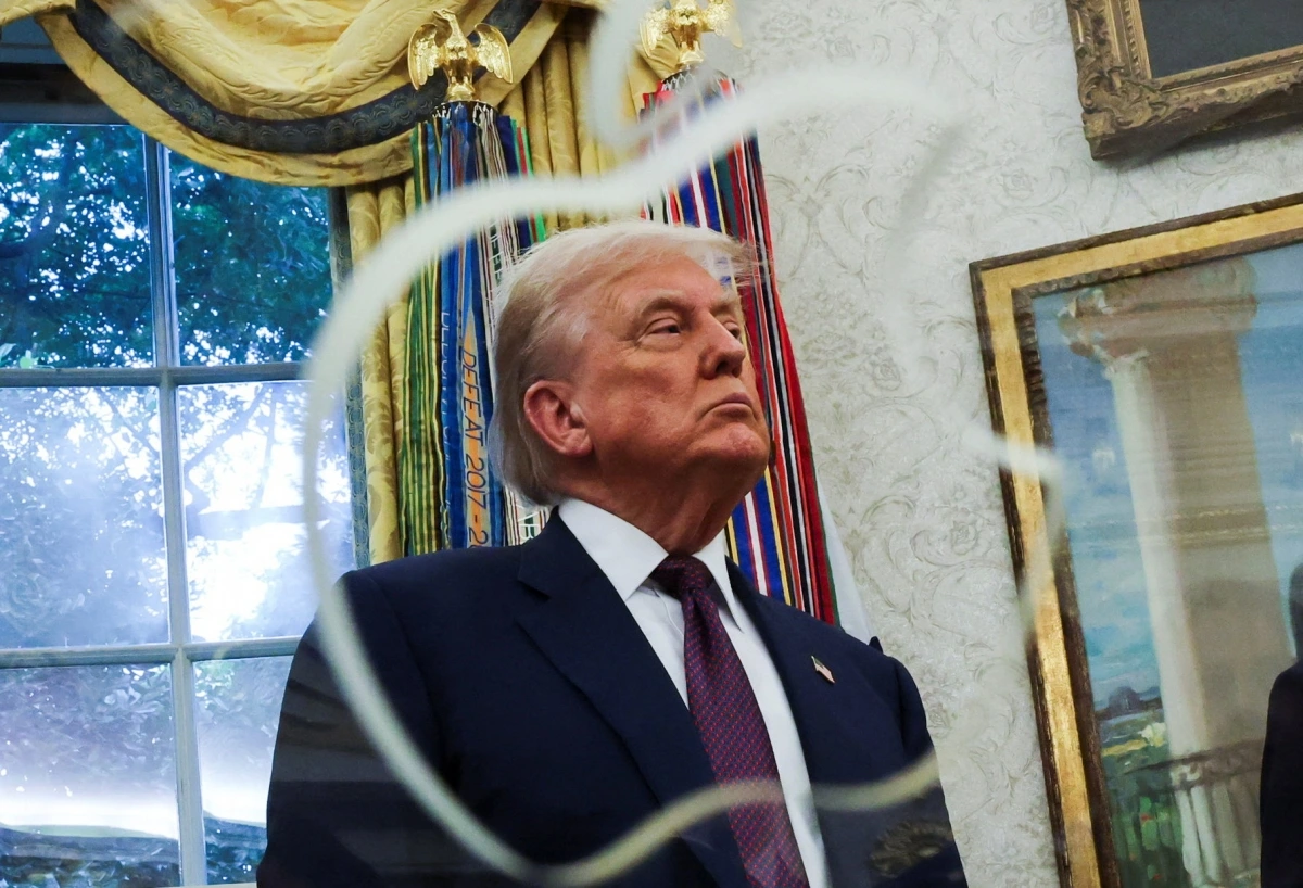 Tổng thống Hoa Kỳ Trump và CEO Apple Cook công bố khoản đầu tư 100 tỷ đô la của Apple vào ngành sản xuất tại Hoa Kỳ tại Nhà Trắng. (Ảnh: Reuters)