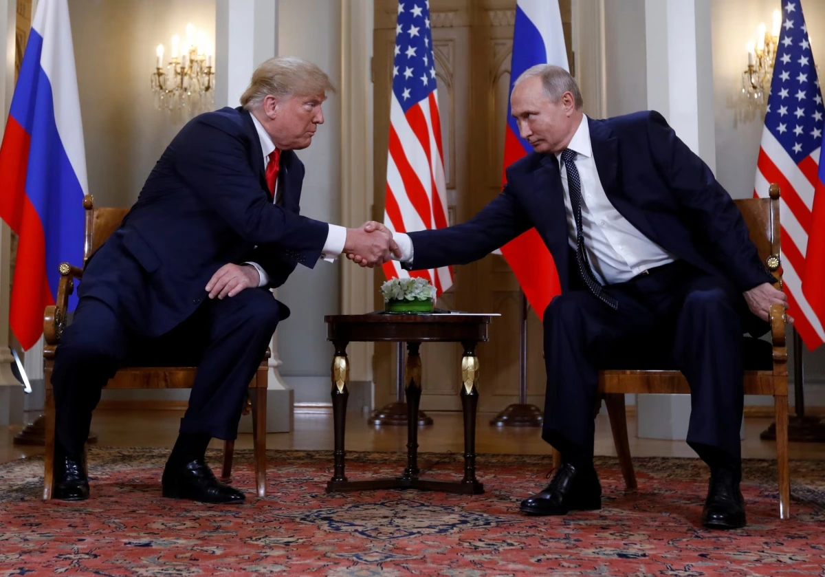 Tổng thống Mỹ Donald Trump và Tổng thống Nga Vladimir Putin bắt tay khi gặp nhau ở Helsinki, Phần Lan năm 2018. Ảnh: Reuters.
