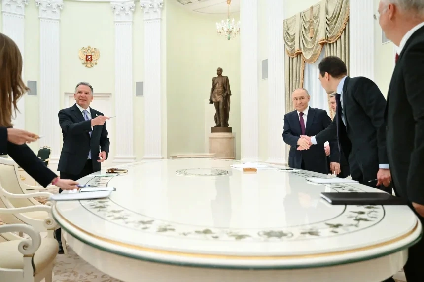 Tổng thống Nga Vladimir Putin và Đặc phái viên Mỹ Steve Witkoff trong một cuộc gặp tại Moscow ngày 25/4. Ảnh: Sputnik.