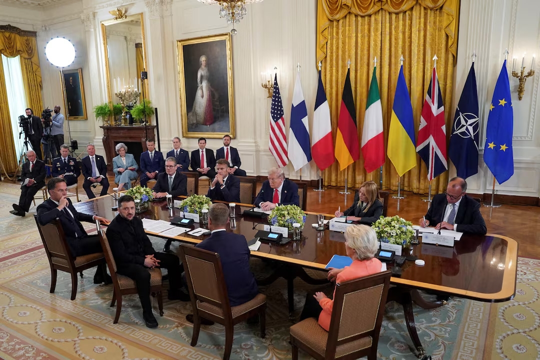 Tổng thống Mỹ Donald Trump họp cùng Tổng thống Ukraine Volodymyr Zelensky và các nhà lãnh đạo châu Âu tại Nhà Trắng ngày 18/8/2025. Ảnh: Reuters