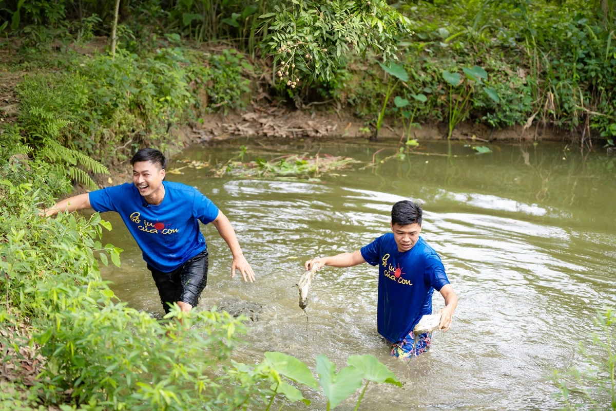 Trung Ruồi và Duy Hưng mang lại tràng cười cho khán giả khi trong lúc hái trái cây cho con đã cùng nhau “tỏm” xuống ao.