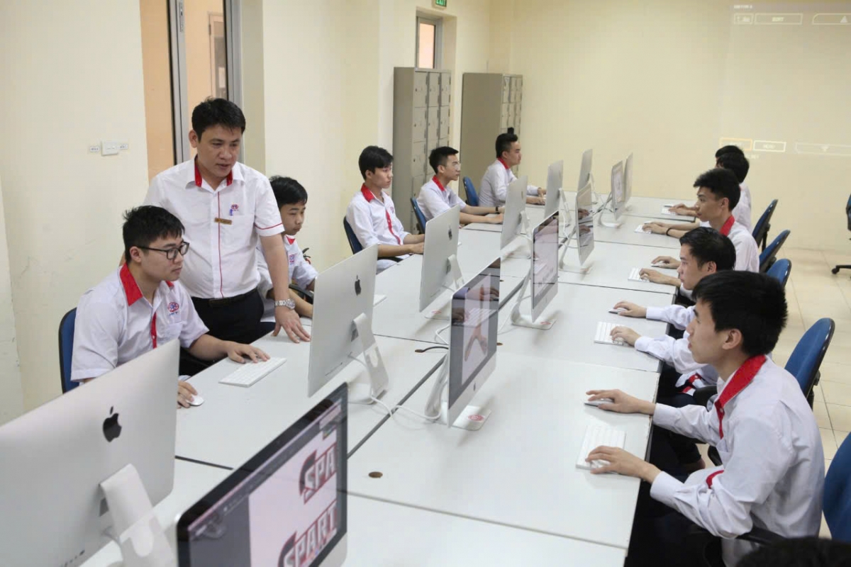 Một buổi thực hành của học viên Trường Cao đẳng Công nghệ cao Hà Nội