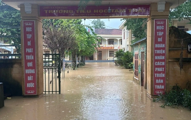Trường Tiểu học Tam Thái bị ngập nặng. Ảnh: KT.