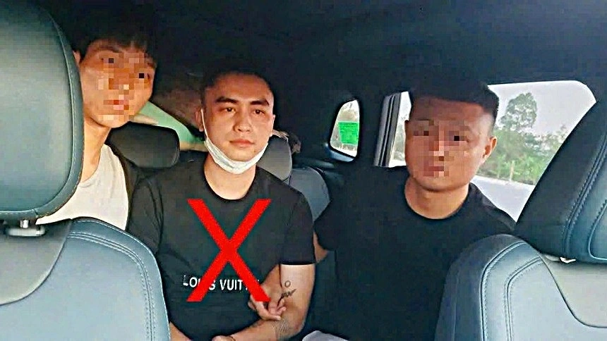 Lực lượng công an bắt giữ, dẫn giải đối tượng truy nã Lương Ngọc Thảo (dấu x). Ảnh: KT.