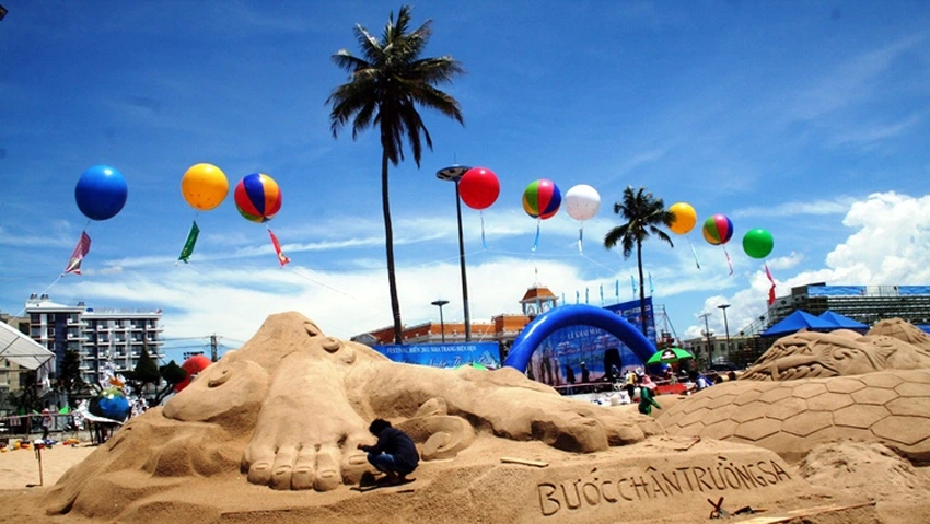 Mô hình nghệ thuật "Bước chân Trường Sa" trên bãi biển Nha Trang, tỉnh Khánh Hòa trong một dịp Festival biển Nha Trang