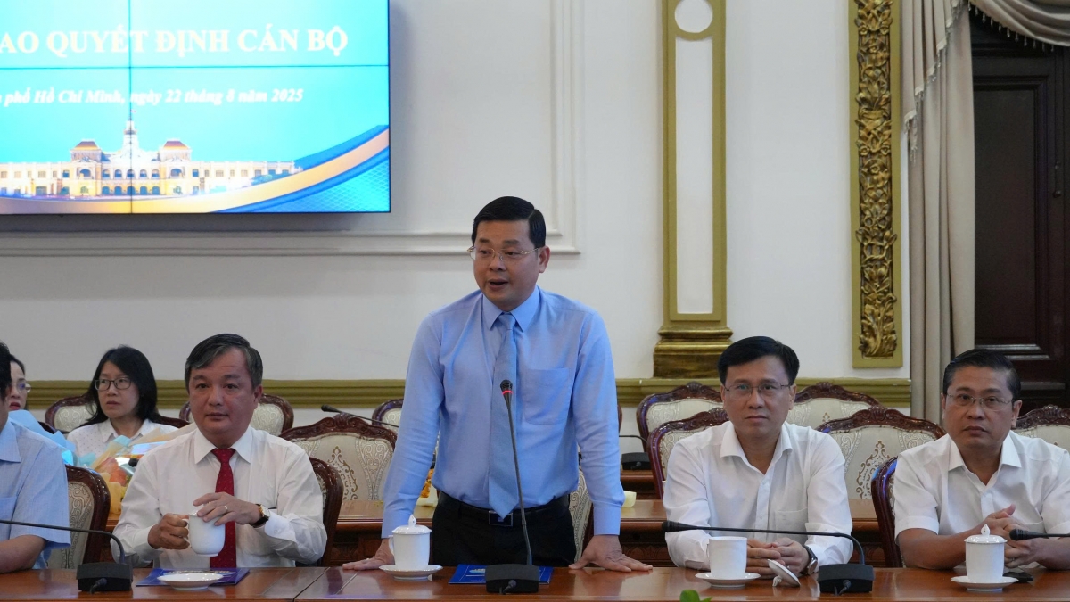 Ông Nguyễn Toàn Thắng (áo xanh) làm Giám đốc Sở Nông nghiệp và Môi trường TP.HCM (ảnh H.M) 