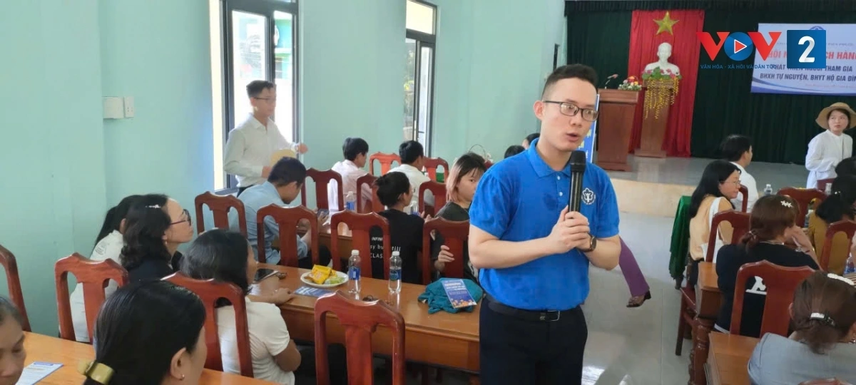 Cán bộ cơ quan BHXH tuyên truyền về BHXH tự nguyện tại xã