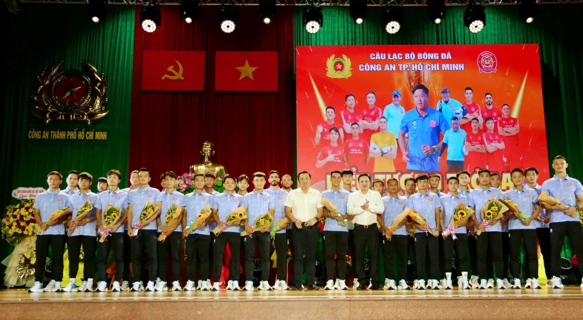 Trung tướng Mai Hoàng, Giám đốc Công an TP.HCM tặng hoa chúc mừng các cầu thủ đội bóng (Ảnh: Tuấn Hữu)