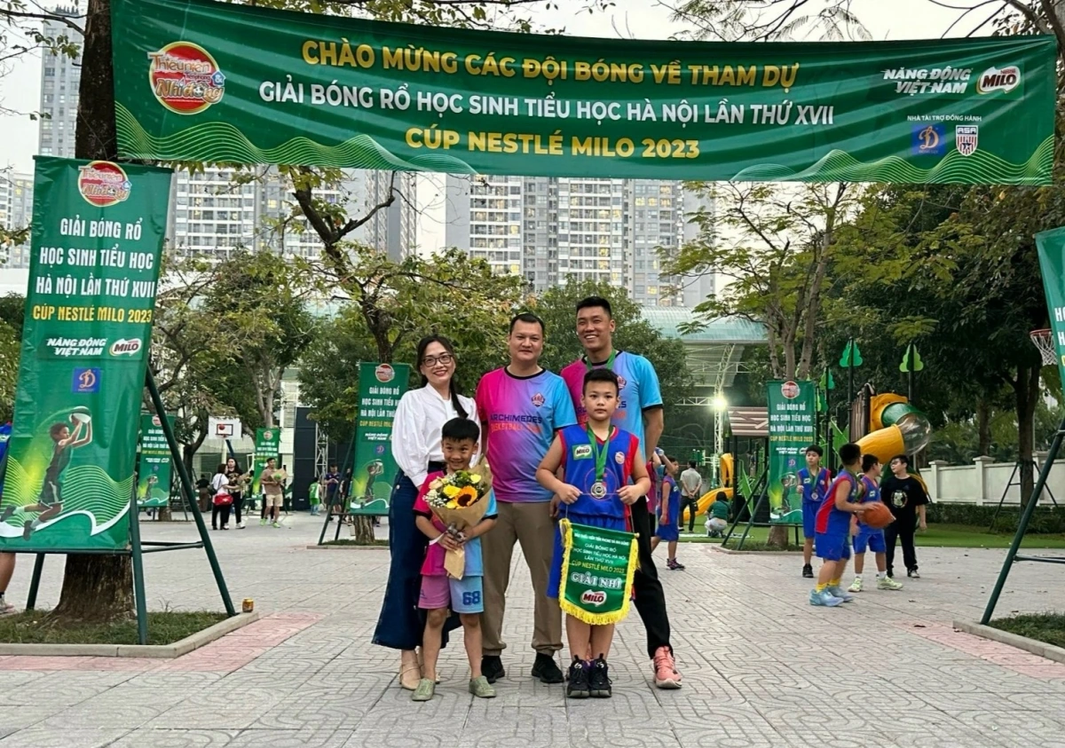 Từng cột mốc quan trọng của Phan Anh luôn có bóng dáng bố mẹ đồng hành và cổ vũ. (Ảnh: NVCC)