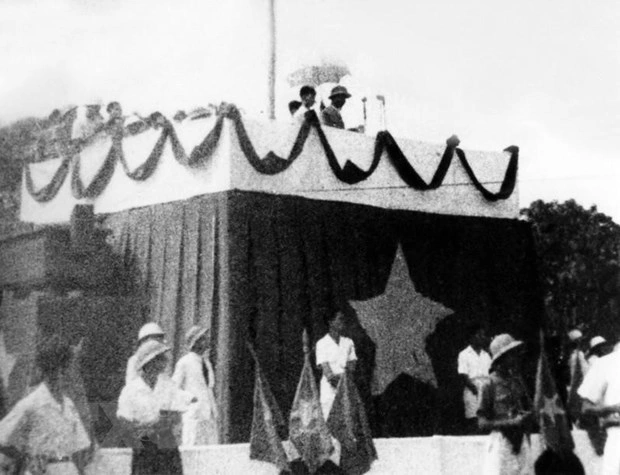 Ngày 2/9/1945 tại Quảng trường Ba Đình, Chủ tịch Hồ Chí Minh đọc Tuyên ngôn Độc lập, khai sinh nước Việt Nam Dân chủ Cộng hòa. Ảnh: Tư liệu TTXVN 