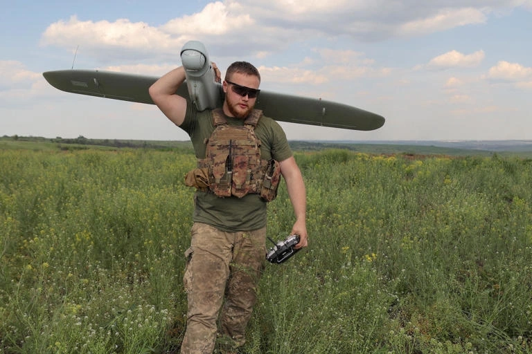 Binh sỹ Ukraine mang theo UAV tại Donetsk. Ảnh: Reuters