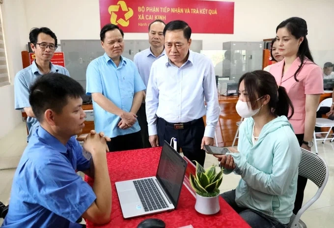 Chủ tịch UBND tỉnh Lạng Sơn Hồ Tiến Thiệu kiểm tra công tác phục vụ nhân dân tại Trung tâm phục vụ hành chính công xã Cai Kinh