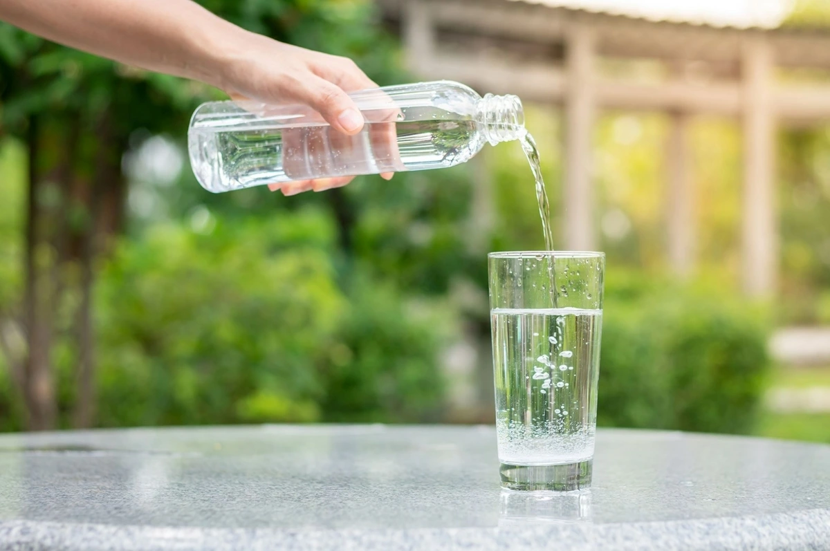 Uống ít hơn 1,5 lít nước mỗi ngày có thể gây ra hệ quả nghiêm trọng. Ảnh: CNN