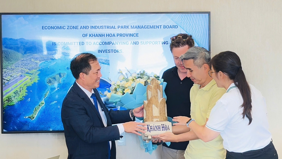 Ông Trần Minh Chiến, Trưởng BQL Khu kinh tế và khu công nghiệp tỉnh Khánh Hòa (bên trái) trao tặng biểu trưng lưu niệm cho nhà đầu tư