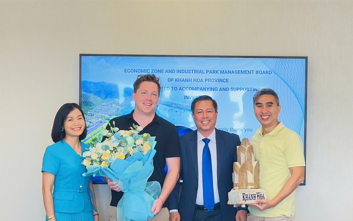 Lãnh đạo BQL Khu kinh tế và khu công nghiệp tỉnh Khánh Hòa chụp hình lưu niệm với đại diện nhà đầu tư
