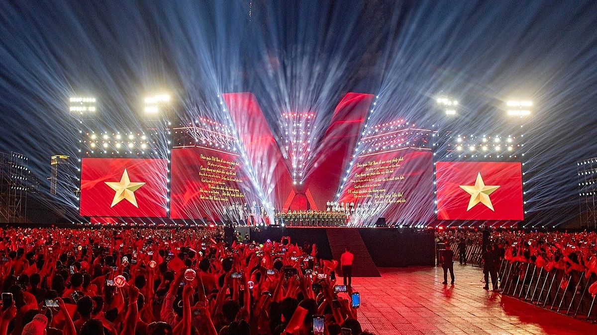 Điểm chung của các concert hấp dẫn khán giả bởi chất lượng nghệ thuật cao, sân khấu hoành tráng và cách làm mới mẻ, kết hợp được nhiều yếu tố trên sân khấu nghệ thuật. (VConcert - Tổ quốc trong tim. Ảnh: Báo Nhân dân)