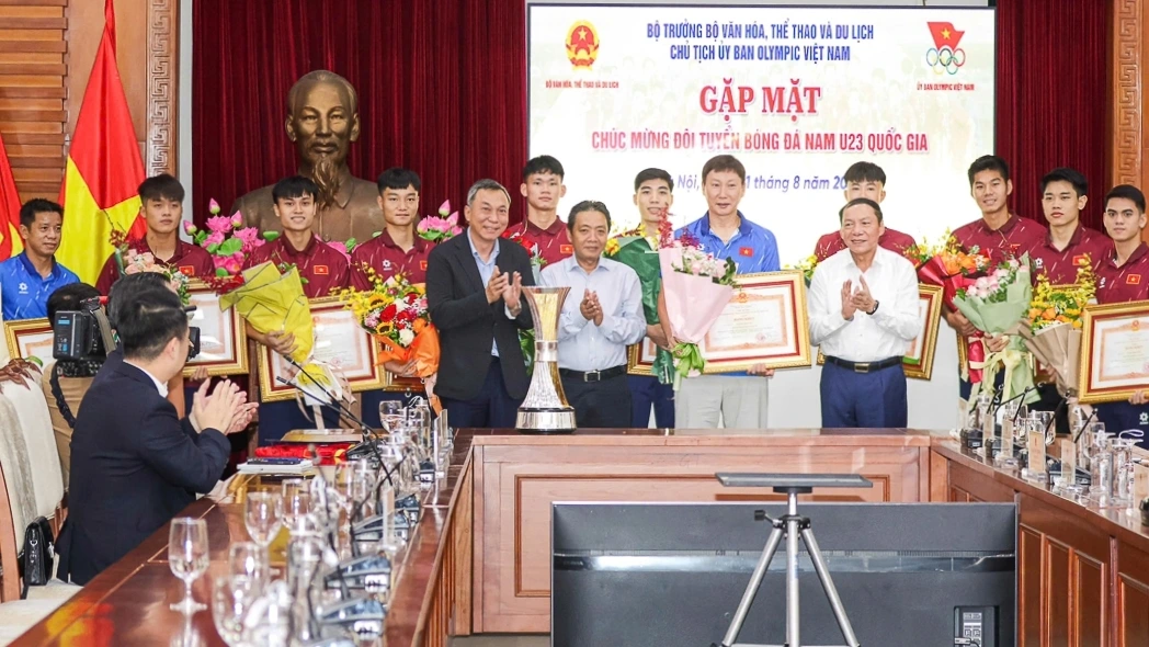 Đội tuyển U23 Việt Nam vinh dự nhận Bằng khen của Thủ tướng Chính phủ (Ảnh: Đăng Huy).
