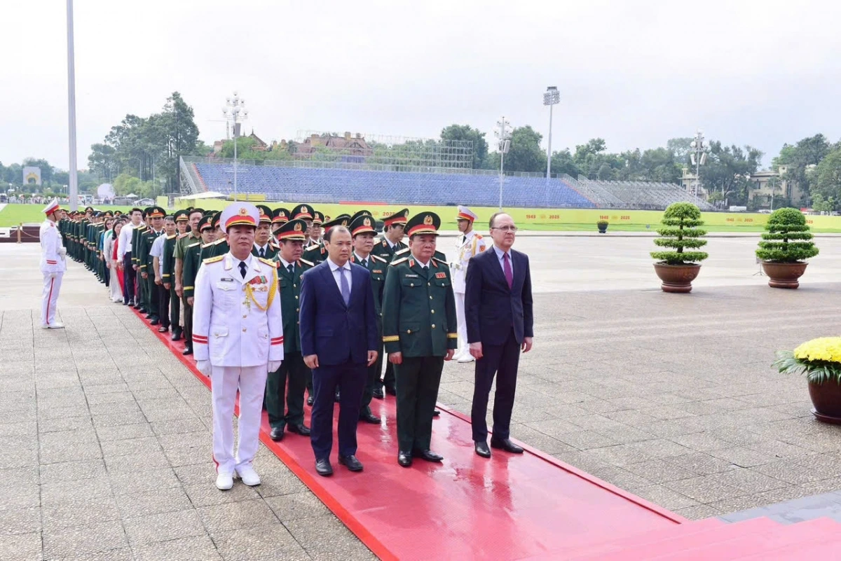 Trước Lễ kỷ niệm, cán bộ, chiến sĩ Bộ Tư lệnh Lăng Chủ tịch Hồ Chí Minh và khách mời vào Lăng viếng Bác. Ảnh: PV