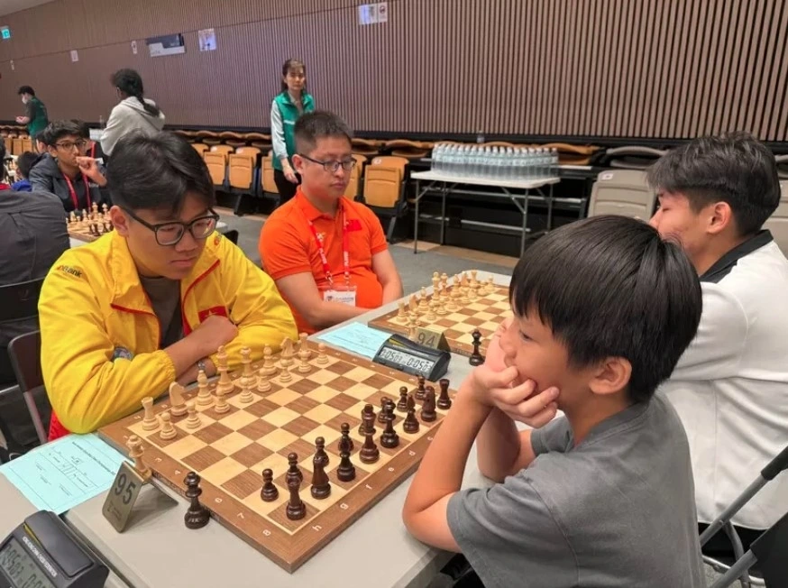 Vo Hoang Quan (in yellow jersey) competes in the 9th Eastern Asia Youth Chess Championships. (Photo: VNA)