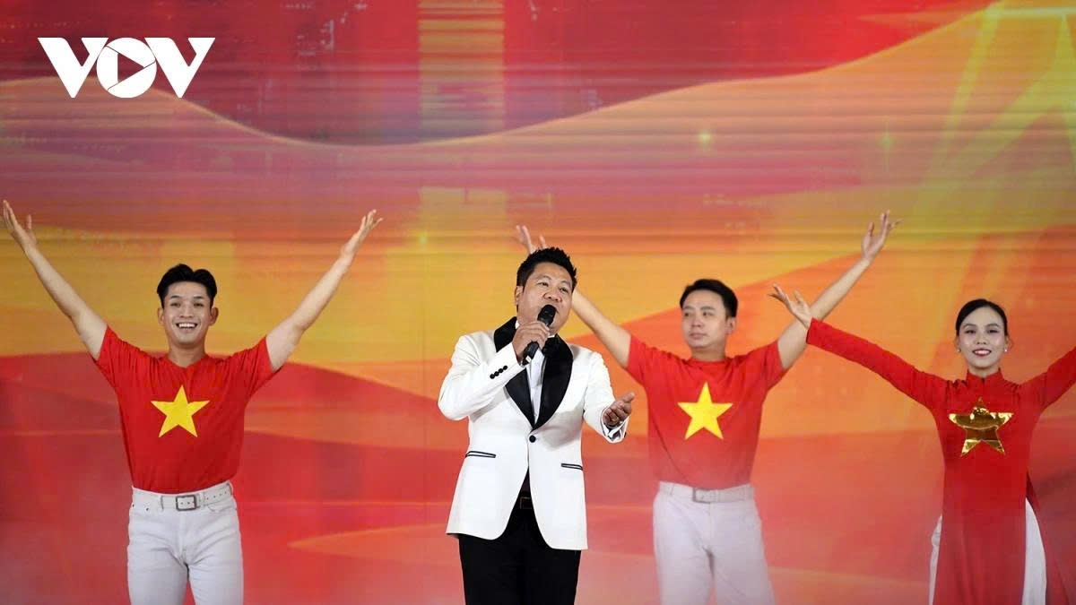 Artists join in an art programme to celebrate the inauguration of the Vietnam Exposition Center.