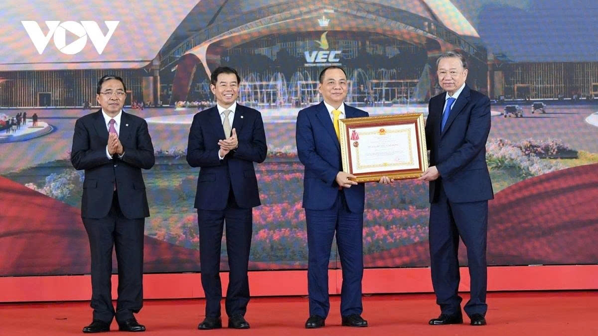 Party General Secretary To Lam awards the first-class Labour Order to Vietnamese conglomerate Vingroup.