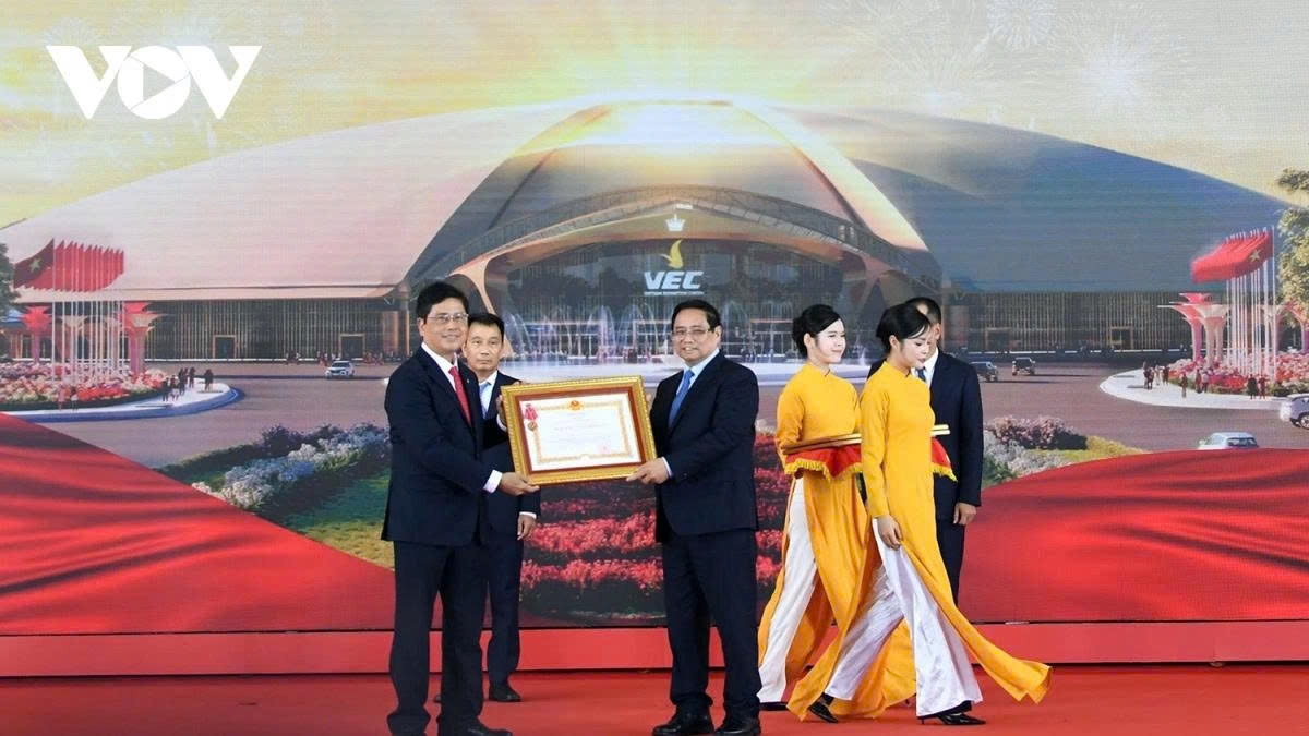 Prime Minister Pham Minh Chinh honours units which have recorded outstanding achievements.