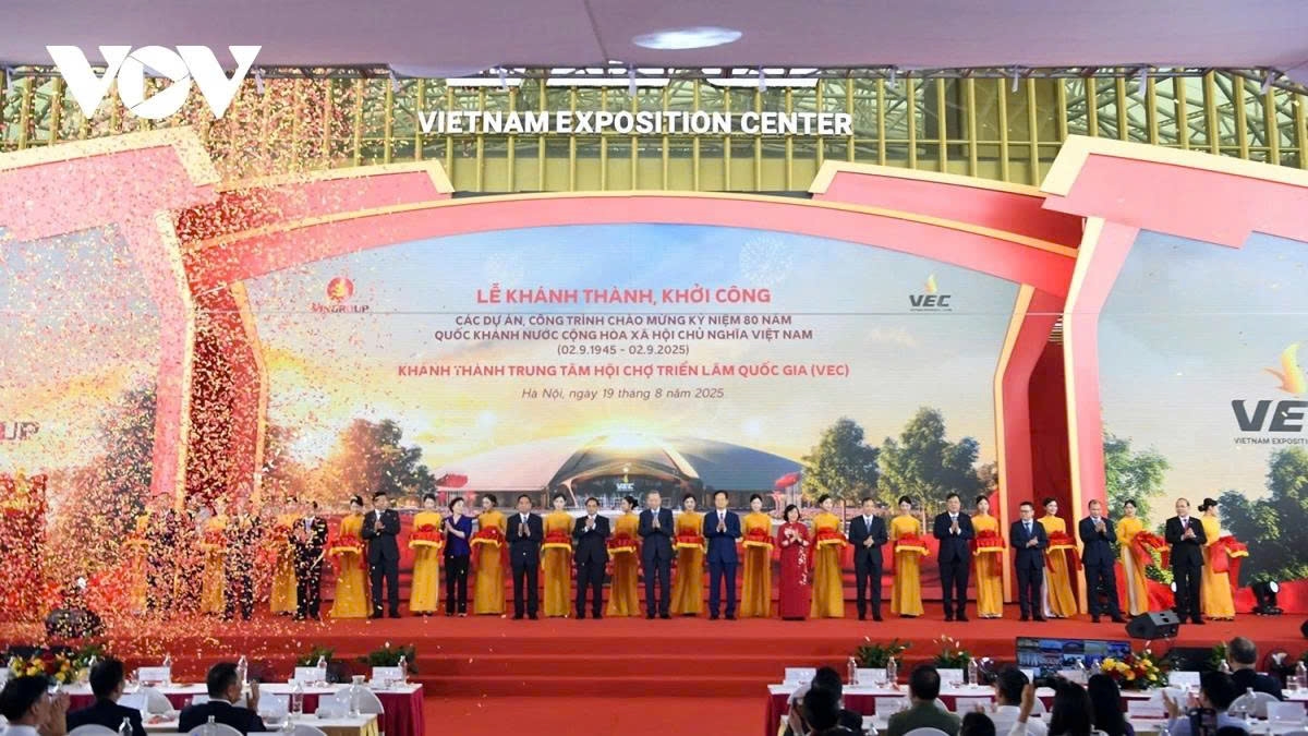 At the ceremony, Party General Secretary To Lam and Prime Minister Pham Minh Chinh, together with other leaders, cut the ribbon inaugurating the center.