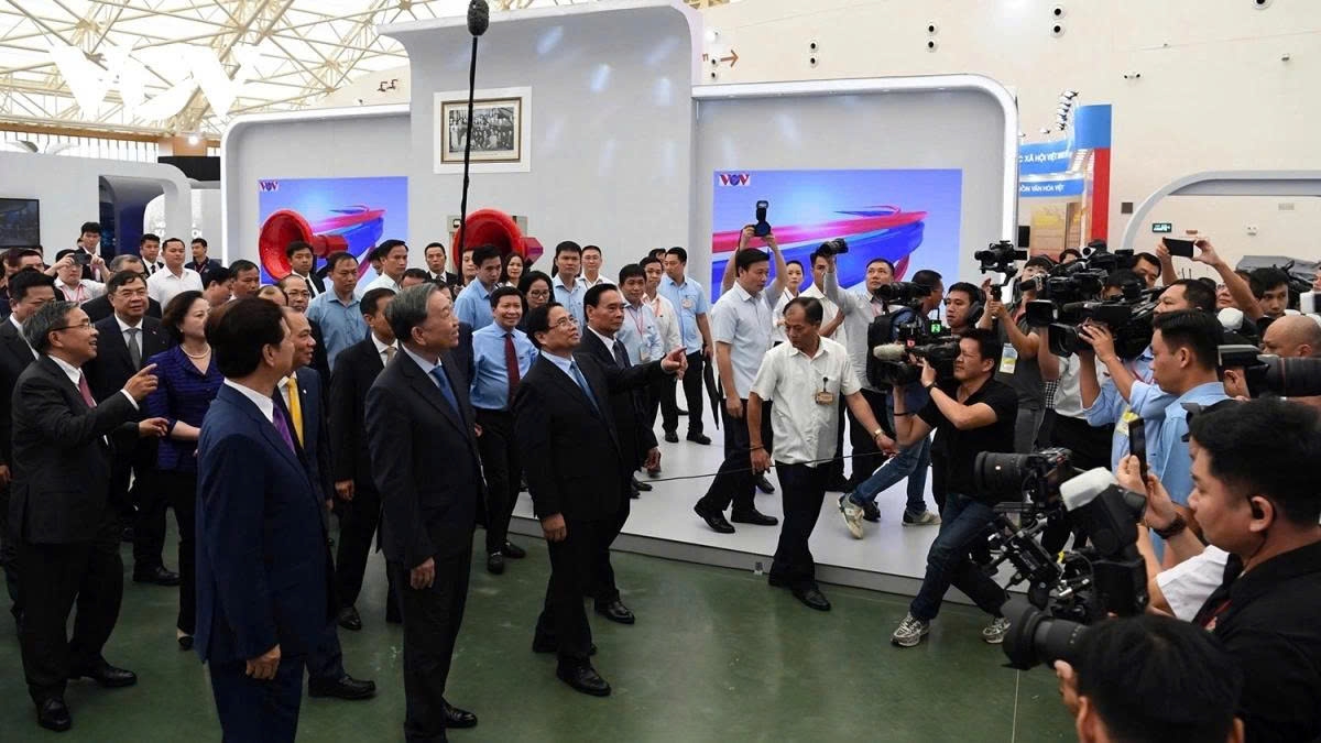 Party and State leaders visit Voice of Vietnam (VOV) booth