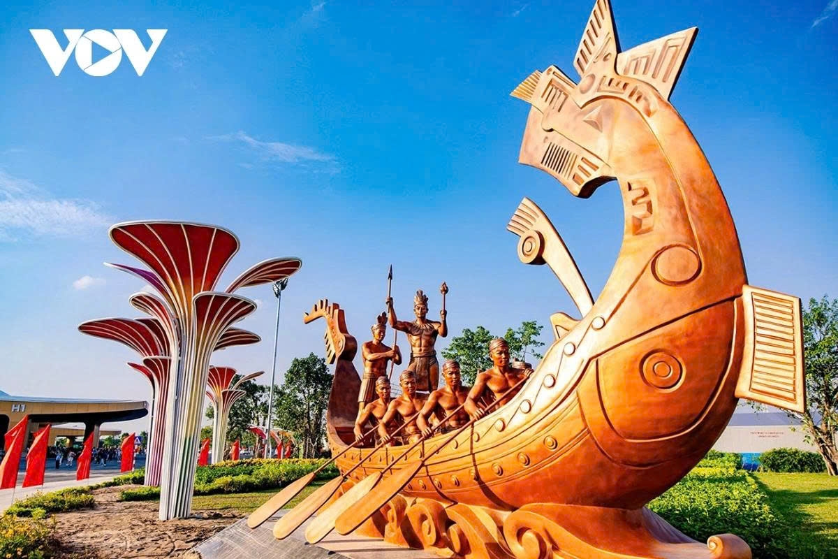 A model featuring a Lạc bird, a mythical creature from Vietnamese culture, is set outside the Vietnam Exposition Center.