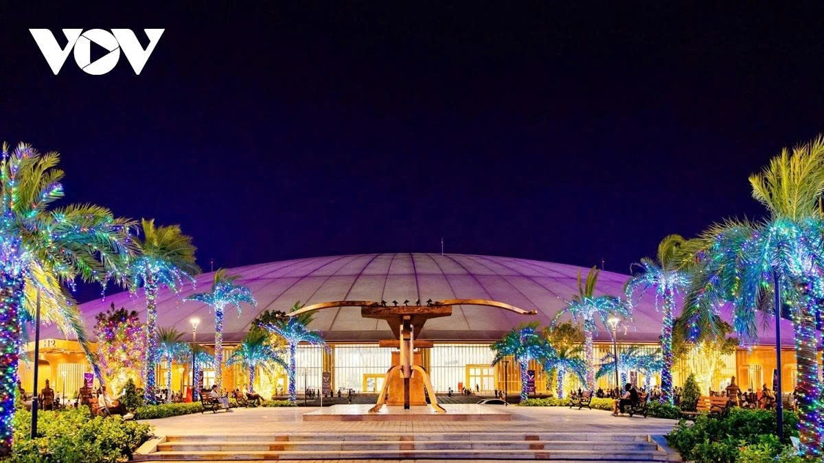 The Nỏ Thần (Crossbow) Park in front of the Kim Quy exhibition hall reminds people of the heroic history of the nation.
