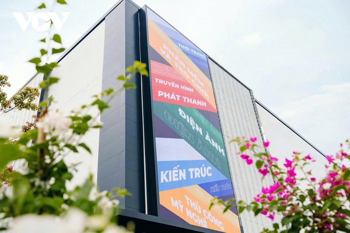 Its centerpiece is the Kim Quy exhibition hall covering a space spanning 130,000 square metres. It is designed to host many large-scale and modern international exhibitions.