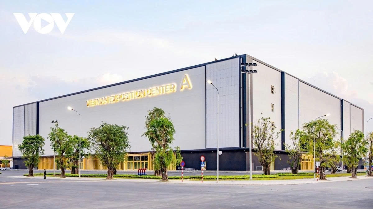 The complex features four outdoor exhibition plazas, the VinPalace Conference Center which boasts a capacity of 30,000 guests, a five-star hotel system with over 5,000 rooms, and parking lot to accommodate 30,000 cars.