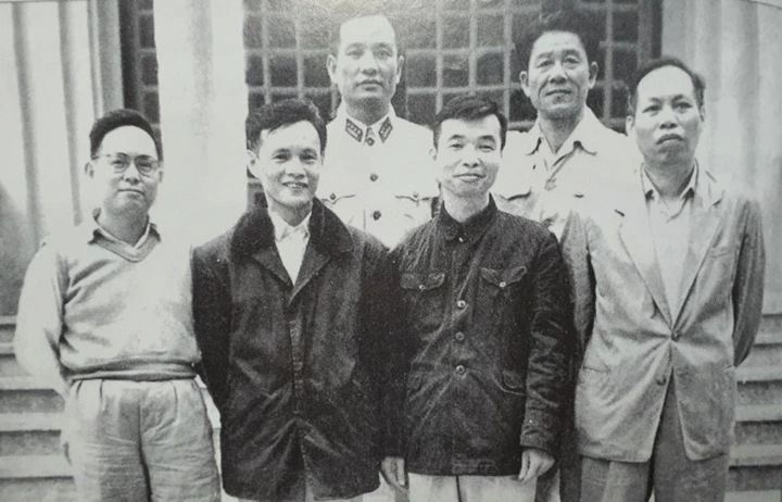 Đại tướng Nguyễn Quyết (hàng đầu thứ ba từ trái sang) trong lần gặp mặt các cán bộ từng tham gia cách mạng Tháng Tám năm 1945. (Ảnh: Tư liệu)