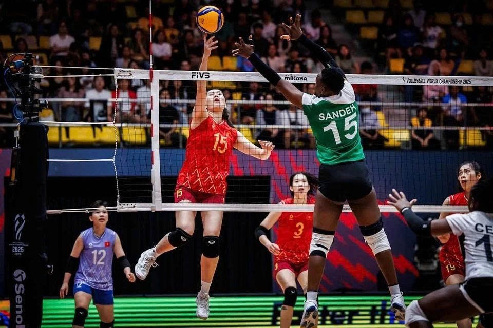 Vietnamese players (in red jersey) in their losing match against Kenyan opponents on August 27 at the 2025 FIVB Women's World Championship. (Photo: FIVB)