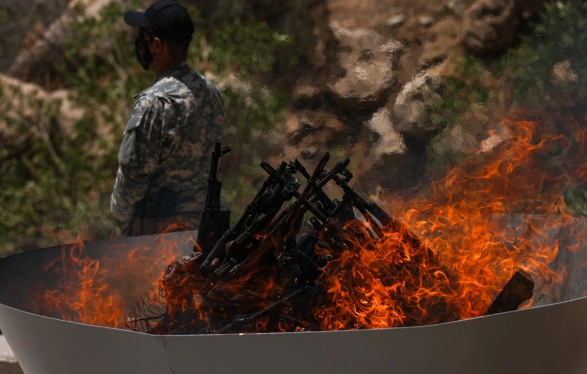 Tiêu hủy vũ khí của chiến binh Kurd PKK. Ảnh: Anadolu.