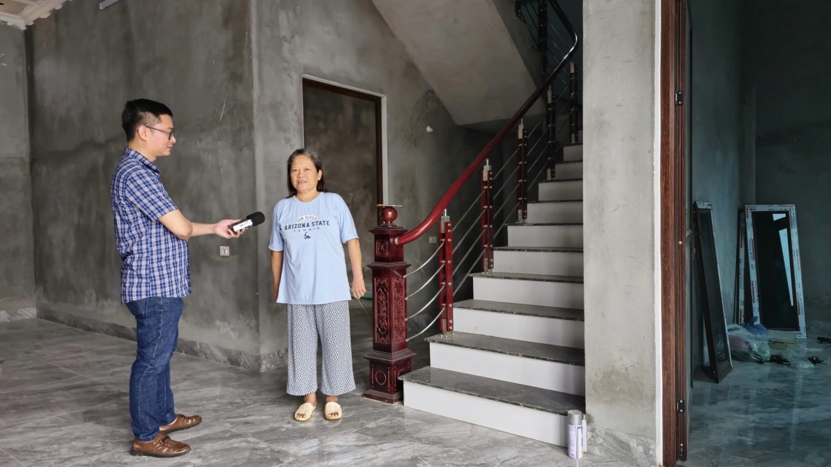 Bà Vũ Thị Bích An, ở thôn Cửa Cải, xã Bản Xèo, tỉnh Lào Cai trong ngôi nhà mới. Ảnh An Kiên