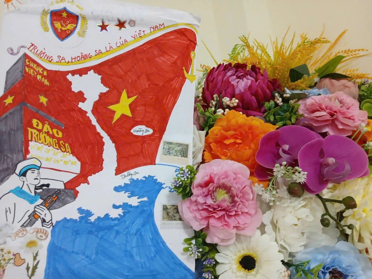 Các em học sinh vẽ tranh gửi tới quân và dân Trường Sa
