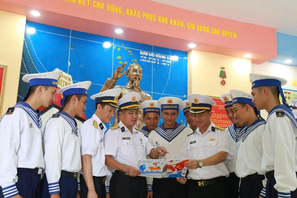 Bộ Tư lệnh Vùng 4 Hải quân nhận thư của các em học sinh Trường Tiểu học Vạn Bảo trao tặng
